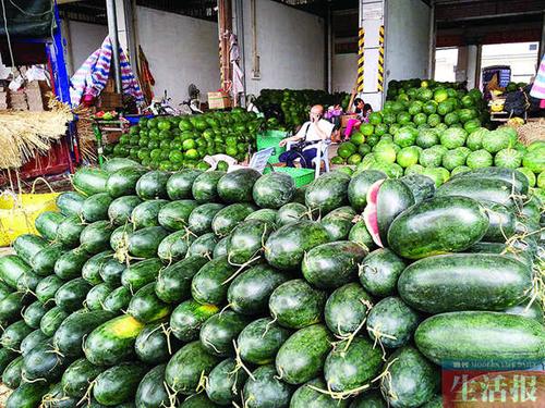 2025新澳门王中王正版和商家互砸西瓜丢荔枝与
