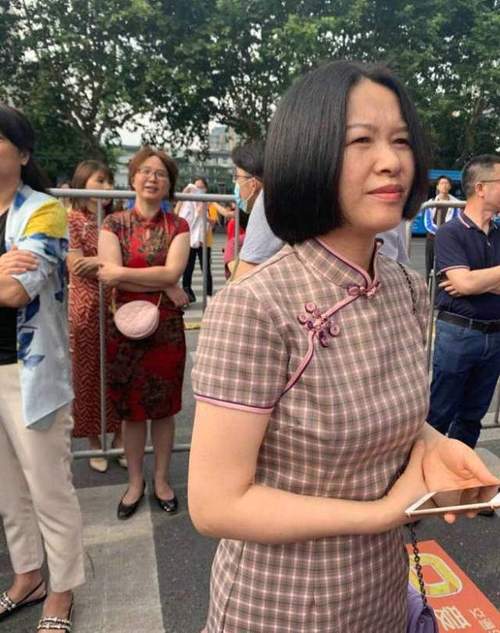 2025新澳门正版新澳免费资本和爸爸穿旗袍为儿应援与爸爸穿旗袍陪考